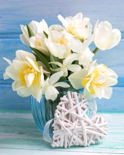 Narcisse et tulipes en vase bleu — Photo
