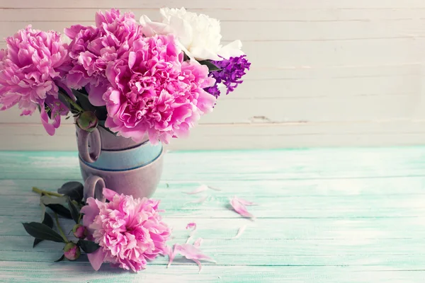 Flores de peonía en copas —  Fotos de Stock