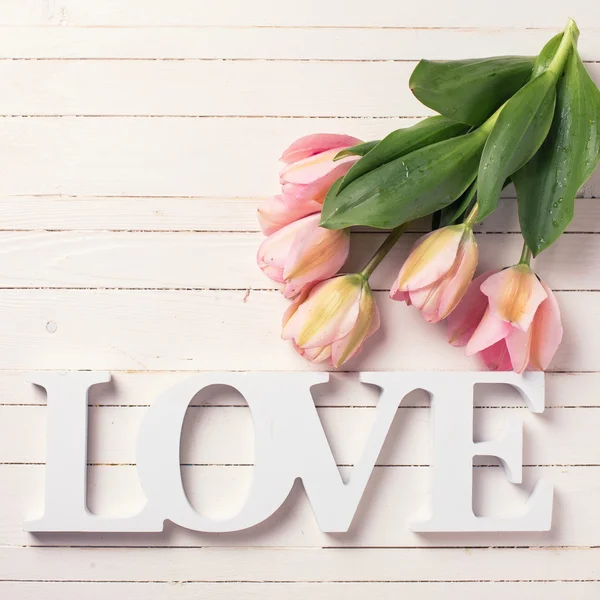 Цветы и слово любовь — стоковое фото