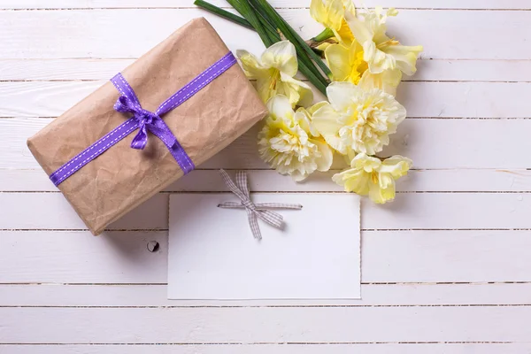 Gift box, flowers and tag — Stock Photo, Image