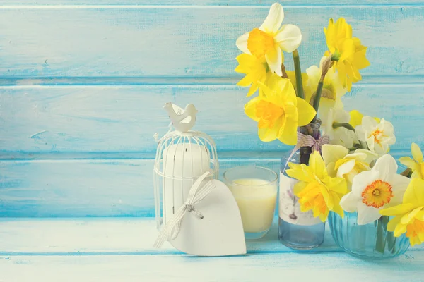 Narciso em vasos em madeira — Fotografia de Stock