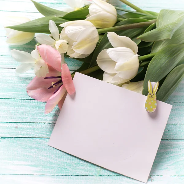 Bloemen en lege tag — Stockfoto