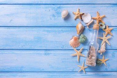 Deniz öğeleri ve şişe