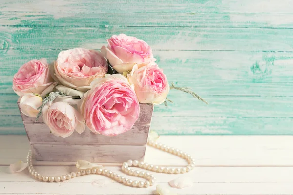 Γλυκό ροζ τριαντάφυλλα σε κουτί — Φωτογραφία Αρχείου