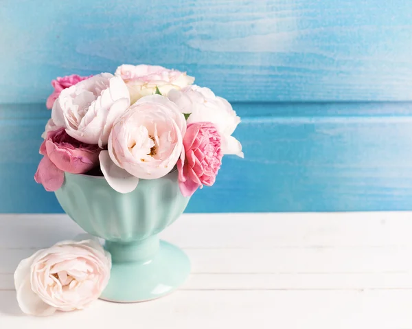 Rosas pastel em vaso — Fotografia de Stock
