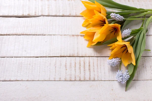 Flores frescas sobre madera — Foto de Stock