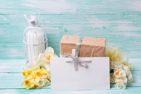 Fleurs, boîte cadeau, bougie et étiquette — Photo