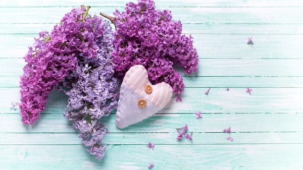 Fiori lilla e cuore decorativo — Foto Stock