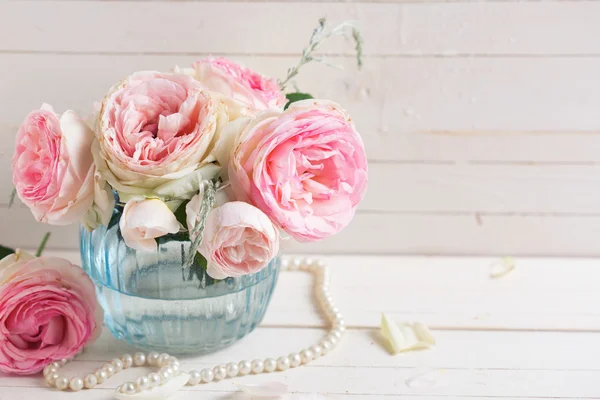 花瓶里的粉玫瑰 — 图库照片