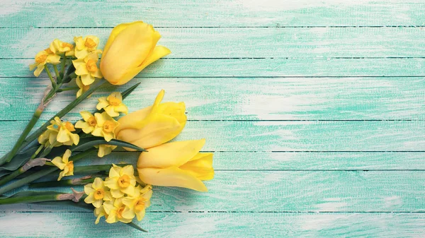 Gula påskliljor och tulpaner blommor — Stockfoto