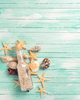 Deniz öğeleri ve şişe