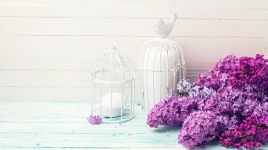 Eflatun çiçekler ve mumlar