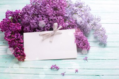 çiçekler ve boş etiket