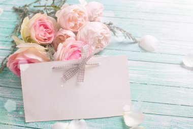 çiçekler ve boş etiket