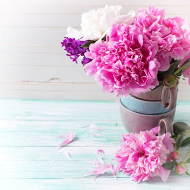 Şakayık çiçekleri bardak