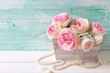 Kutusunda tatlı pembe güller