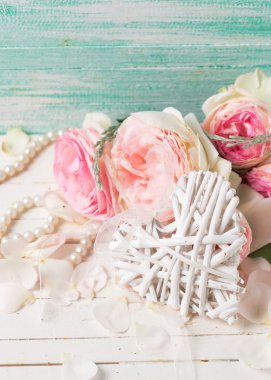 Dekoratif kalp ve gül