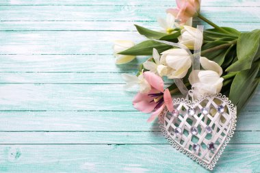 Taze çiçekler ve kalp