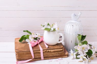 Elma çiçeği, eski kitap, mum