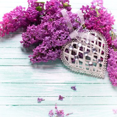 Çiçekler ve dekoratif kalp