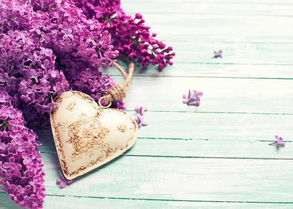 Blommor och dekorativa hjärta — Stockfoto