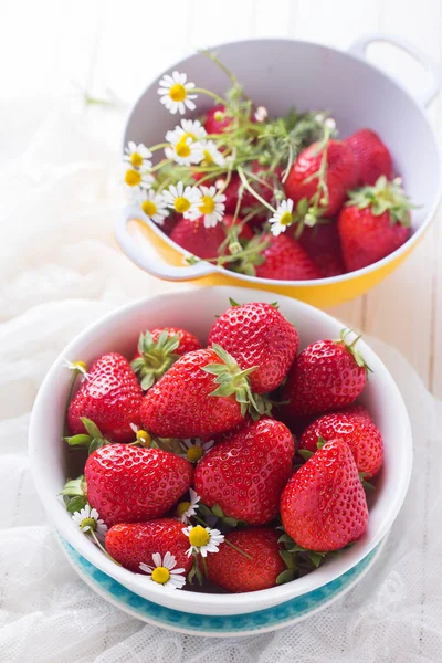 Fresh strawberry in bowl — Stock Photo, Image