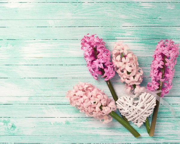 Hyacinths e coração decorativo — Fotografia de Stock
