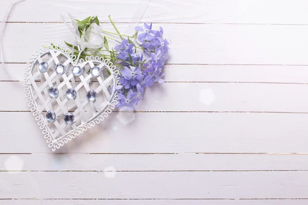 Blå blommor och dekorativa hjärta — Stockfoto