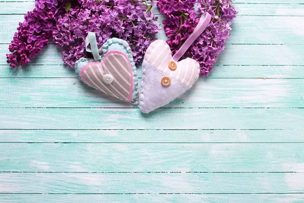 Çiçekler ve iki dekoratif kalp — Stok fotoğraf