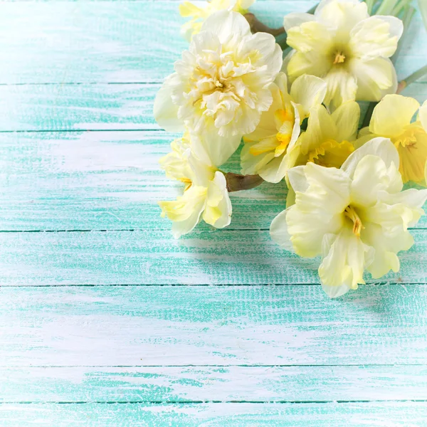 Yellow narcissus on wood — Stock Photo, Image