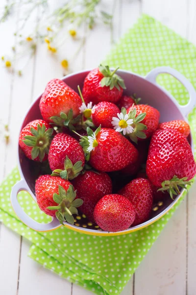 Summer strawberries in bowl — Stock Photo, Image