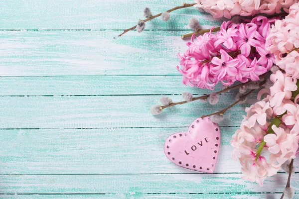 Fleurs jacinthes et coeur décoratif — Photo