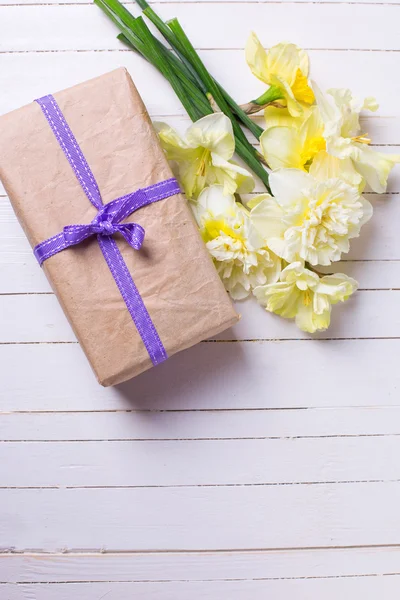 Present box and flowers — Stock Photo, Image