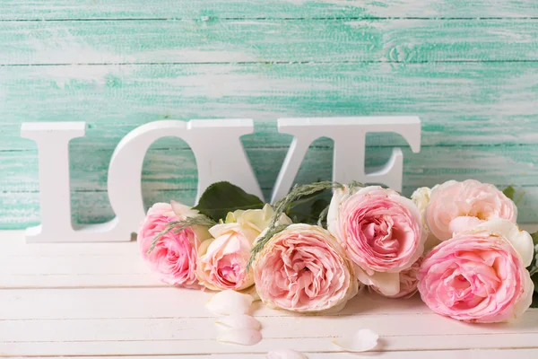 Rose e parola amore — Foto Stock