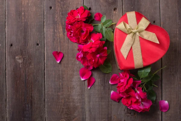 Festliche Geschenkbox und Blumen — Stockfoto