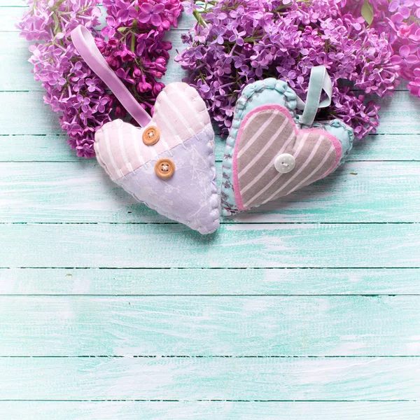 Blommor och två dekorativa hjärtan — Stockfoto