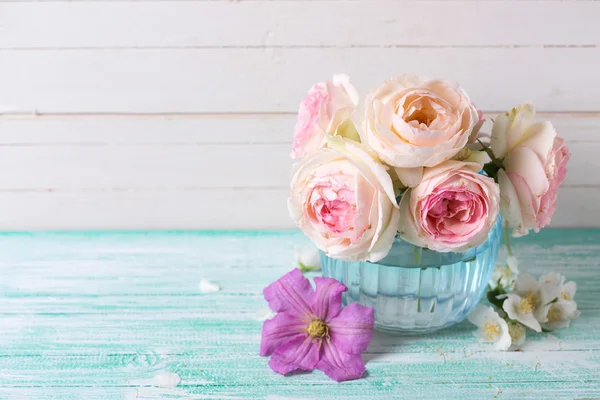 Rosas, jazmín y flores de clematis — Foto de Stock