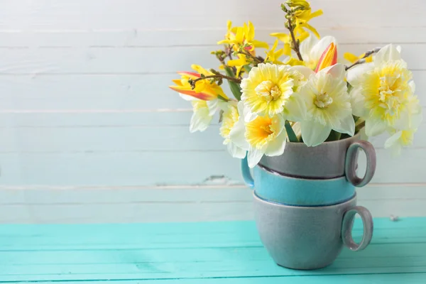 Flores de narcisos en jarrón — Foto de Stock