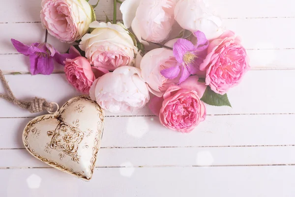 Blumen und dekoratives Herz — Stockfoto
