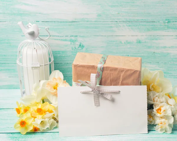 Flores, caja de regalo, vela — Foto de Stock