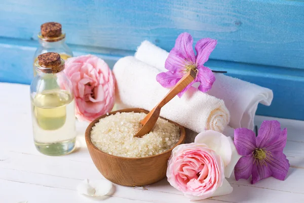 Ambiente de spa com flores — Fotografia de Stock