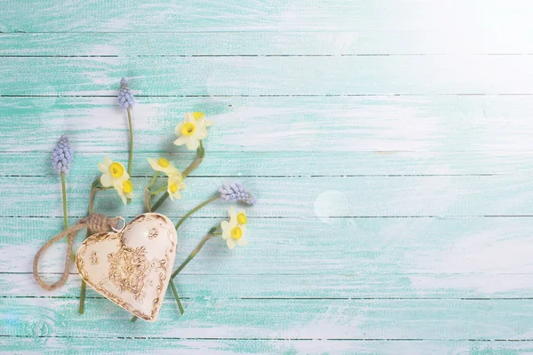 Färska blommor och dekorativa hjärta — Stockfoto