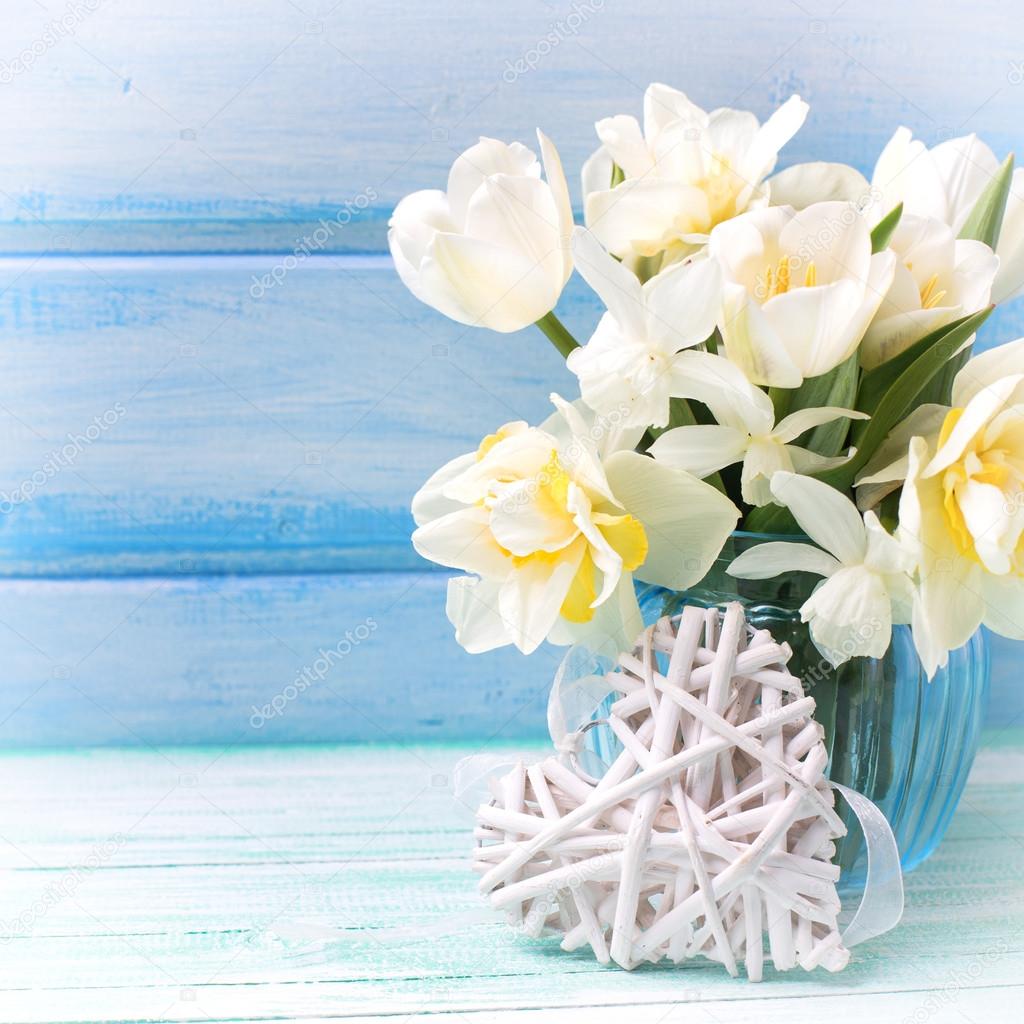 蓝色花瓶的郁金香和水仙 图库照片 C Daffodil 7462 蓝色花瓶的郁金香和水仙 图库照片 C Daffodil 7462