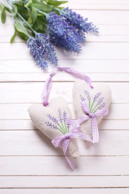 Çiçek ve kalp ahşap üzerine