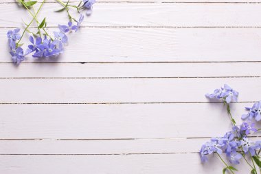 Ahşap beyaz çiçekler