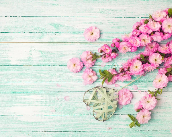 Çiçekler ve dekoratif kalp — Stok fotoğraf