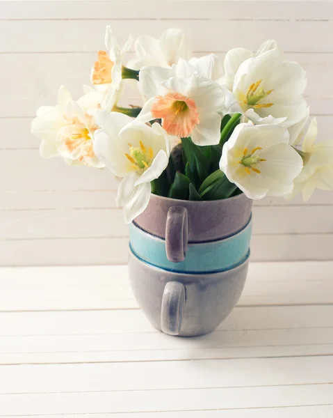 Narzissen und Tulpen in der Vase — Stockfoto