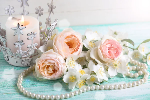 Zoete pastel bloemen en kaars — Stockfoto