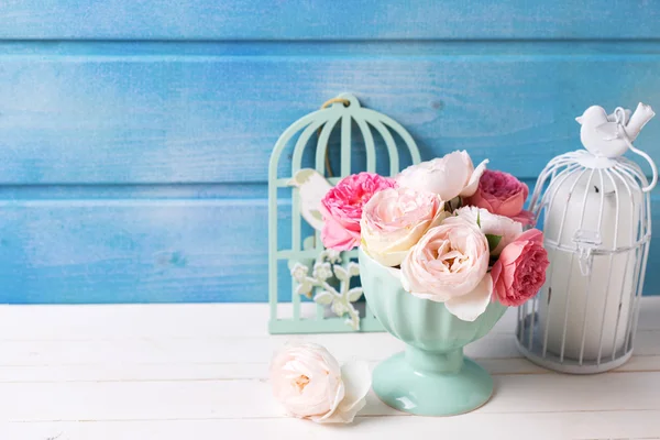 Pastel rozen in turquoise vaas — Stockfoto