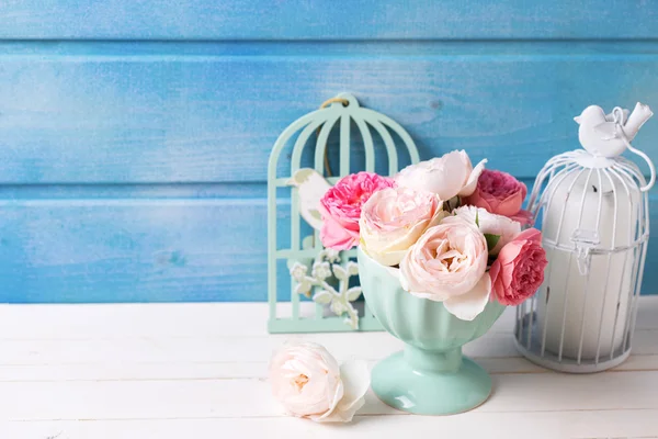 Roses pastel en vase turquoise — Photo